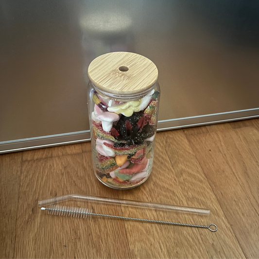 Wasserglas 550ml mit Bambusdeckel+ Strohhalm voll gefüllt mit Candys